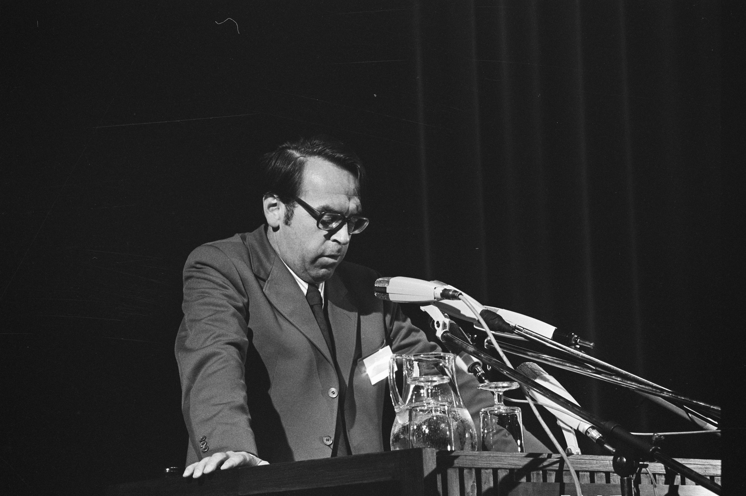 1972년 강연 중인 위르겐 몰트만의 흑백 사진